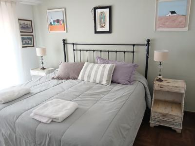 Casa en alquiler en Mar del Plata. 5 ambientes, 2 baños y capacidad de 2 a 7 personas. 