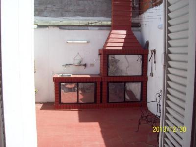 Departamento en alquiler en Mar del Plata. 2 ambientes, 1 baño y capacidad de 4 a 5 personas. A menos de 50 m de la playa