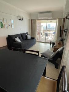 Departamento en alquiler en Mar del Plata. 3 ambientes, 2 baños y capacidad 6 personas. A menos de 50 m de la playa