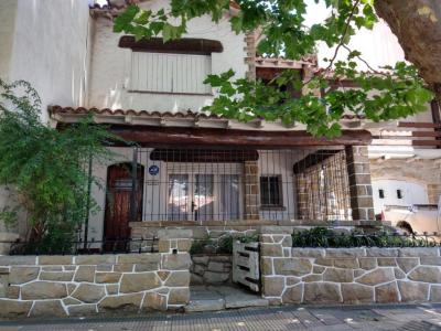 Casa en alquiler en Mar del Plata. 5 ambientes, 4 baños y capacidad de 10 a 12 personas. 