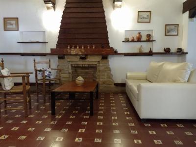 Casa en alquiler en Mar del Plata. 5 ambientes, 4 baños y capacidad de 10 a 12 personas. 