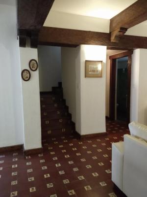 Casa en alquiler en Mar del Plata. 5 ambientes, 4 baños y capacidad de 10 a 12 personas. 