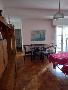 Departamento en alquiler en Mar del Plata. 2 ambientes, 1 baño y capacidad de 2 a 4 personas. A 150 m de la playa