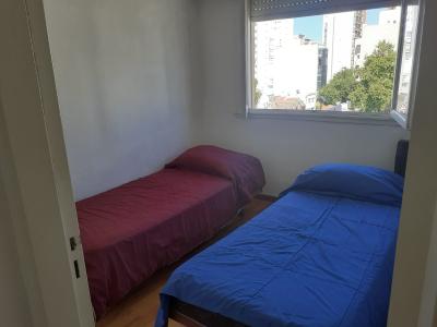 Departamento en alquiler en Mar del Plata. 4 ambientes, 1 baño y capacidad de 4 a 6 personas. 