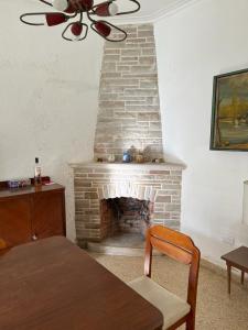 Casa en alquiler en Mar del Plata. 6 ambientes, 2 baños y capacidad de 7 a 9 personas. A menos de 50 m de la playa