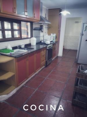 Casa en alquiler en Mar del Plata. 4 ambientes, 2 baños y capacidad de 5 a 6 personas. A 200 m de la playa