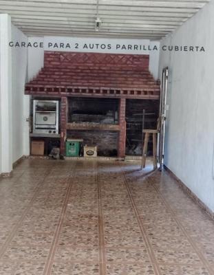 Casa en alquiler en Mar del Plata. 4 ambientes, 2 baños y capacidad de 5 a 6 personas. A 200 m de la playa