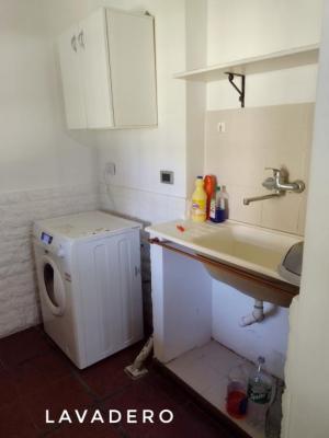 Casa en alquiler en Mar del Plata. 4 ambientes, 2 baños y capacidad de 5 a 6 personas. A 200 m de la playa