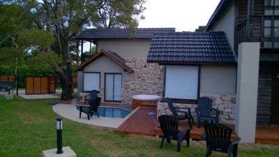 Complejo de Cabañas en alquiler en Mar del Plata. 4 ambientes, 1 baño y capacidad de 4 a 6 personas. 