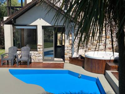 Complejo de Cabañas en alquiler en Mar del Plata. 4 ambientes, 1 baño y capacidad de 4 a 6 personas. 