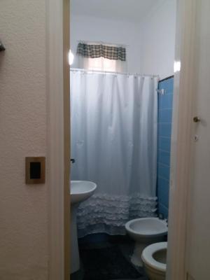 Departamento en alquiler en Mar del Plata. 2 ambientes, 1 baño y capacidad de 2 a 4 personas. A 100 m de la playa