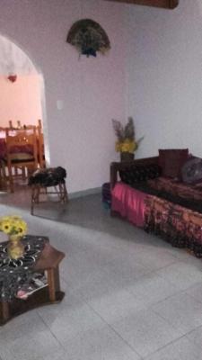 Casa en alquiler en Mar del Plata. 3 ambientes, 1 baño y capacidad de 4 a 6 personas. A 300 m de la playa