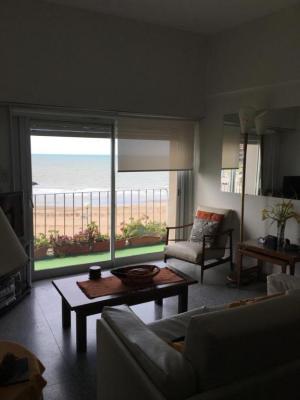 Departamento en alquiler en Mar del Plata. 3 ambientes, 2 baños y capacidad de 3 a 5 personas. A 50 m de la playa