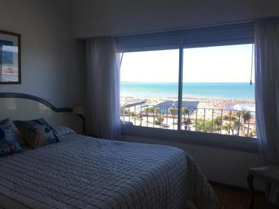 Departamento en alquiler en Mar del Plata. 3 ambientes, 2 baños y capacidad de 3 a 5 personas. A 50 m de la playa
