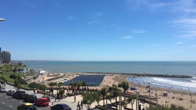 Departamento en alquiler en Mar del Plata. 3 ambientes, 2 baños y capacidad de 3 a 5 personas. A 50 m de la playa