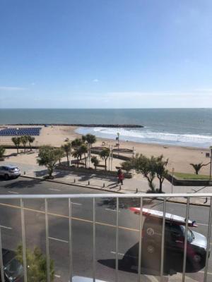 Departamento en alquiler en Mar del Plata. 3 ambientes, 2 baños y capacidad de 3 a 5 personas. A 50 m de la playa