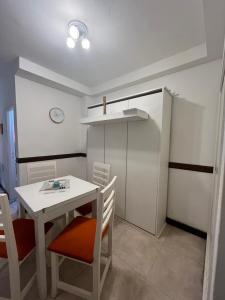 Departamento en alquiler en Mar del Plata. 2 ambientes, 1 baño y capacidad de 1 a 4 personas. A 300 m de la playa