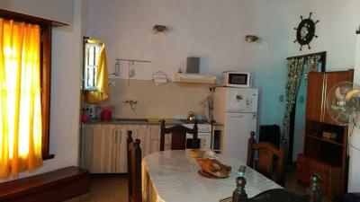 Cabaña en alquiler en Mar del Plata. 2 ambientes, 1 baño y capacidad de 1 a 4 personas. 