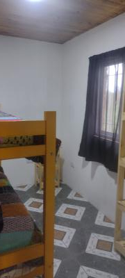 Casa en alquiler en Mar del Plata. 3 ambientes, 1 baño y capacidad de 1 a 4 personas. 