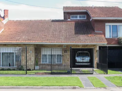Complejo habitacional en alquiler en Mar del Plata. 3 ambientes, 2 baños y capacidad de 1 a 19 personas. 