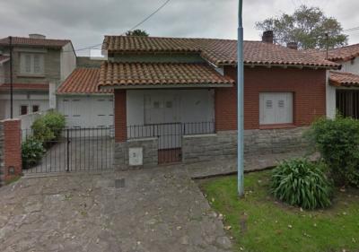 Casa en alquiler en Mar del Plata. 4 ambientes, 2 baños y capacidad de 1 a 7 personas. 