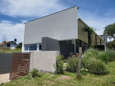 Casa en alquiler en Mar del Plata. 4 ambientes, 1 baño y capacidad de 1 a 4 personas. 