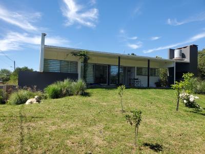 Casa en alquiler en Mar del Plata. 4 ambientes, 1 baño y capacidad de 1 a 4 personas. 