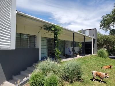 Casa en alquiler en Mar del Plata. 4 ambientes, 1 baño y capacidad de 1 a 4 personas. 