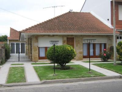Casa en alquiler en Mar del Plata. 3 ambientes, 1 baño y capacidad de 5 a 6 personas. 