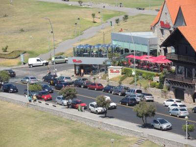 Departamento en alquiler en Mar del Plata. 4 ambientes, 2 baños y capacidad de 2 a 6 personas. 